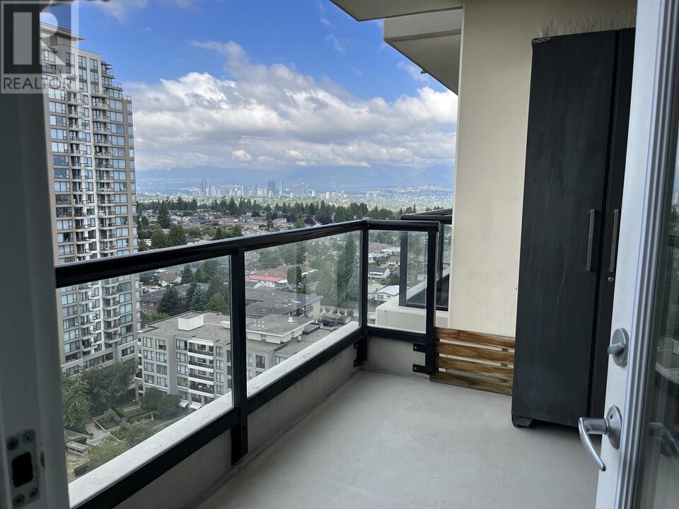 7063-7063 Hall Ave in Burnaby, BC - Building Photo