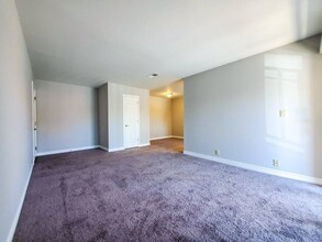 5061 River Glen Dr in Las Vegas, NV - Building Photo - Building Photo