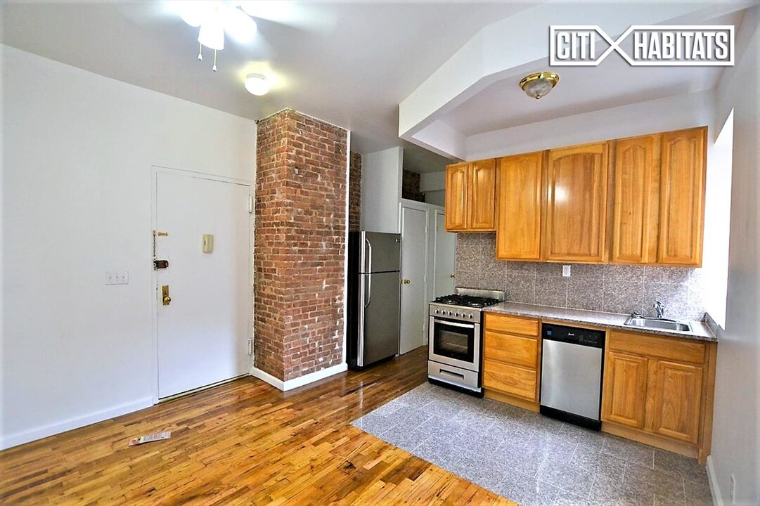 311 W 94th St-Unit -5C in New York, NY - Building Photo