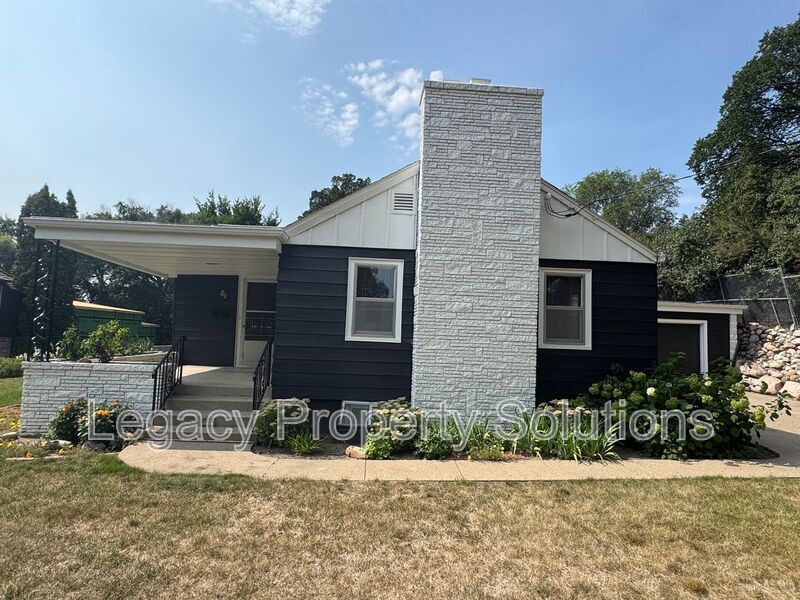 720 N Bell St in Bismarck, ND - Building Photo