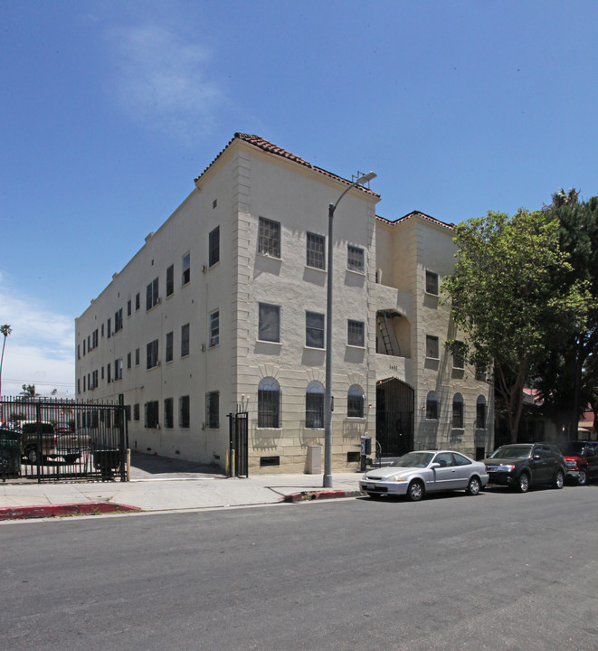 1650 N Serrano Ave in Los Angeles, CA - Foto de edificio