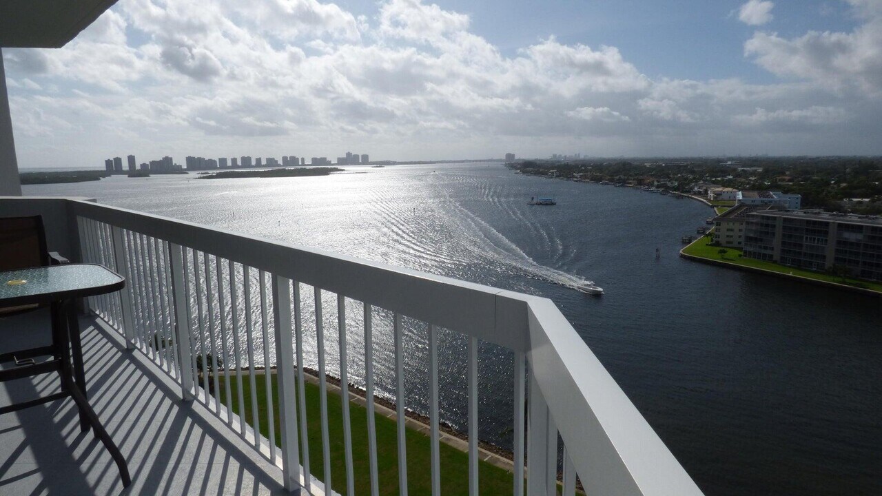 115 Lakeshore Dr in North Palm Beach, FL - Building Photo