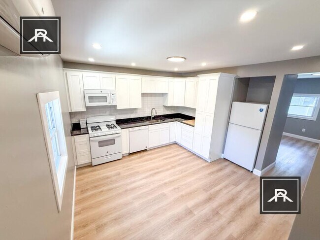 8 Muldoons Ct in Waltham, MA - Building Photo - Building Photo