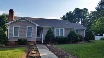 2407 Parrish St in Burlington, NC - Building Photo