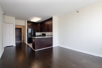 33 W Ontario St, Unit 38C in Chicago, IL - Building Photo - Building Photo