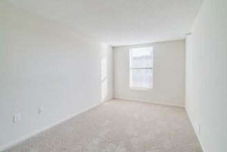 Neon Flats Apartments in Minneapolis, MN - Foto de edificio - Building Photo