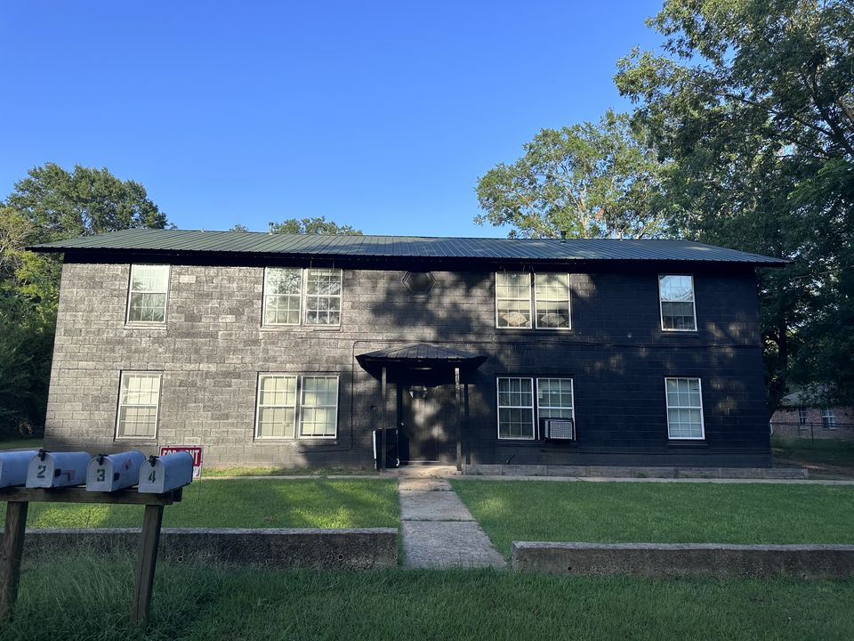 705 W Circle Dr, Unit 1 in Mount Pleasant, TX - Building Photo