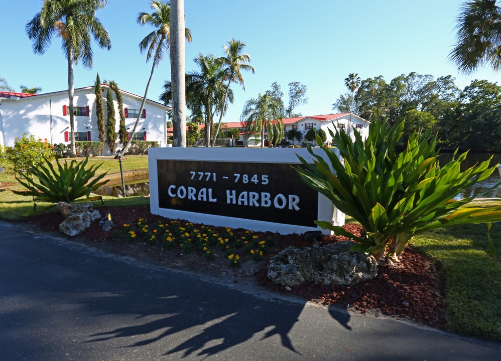 Coral Harbor in Ft. Myers, FL - Foto de edificio