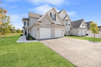 1834 Woodland Way in Slinger, WI - Foto de edificio - Building Photo