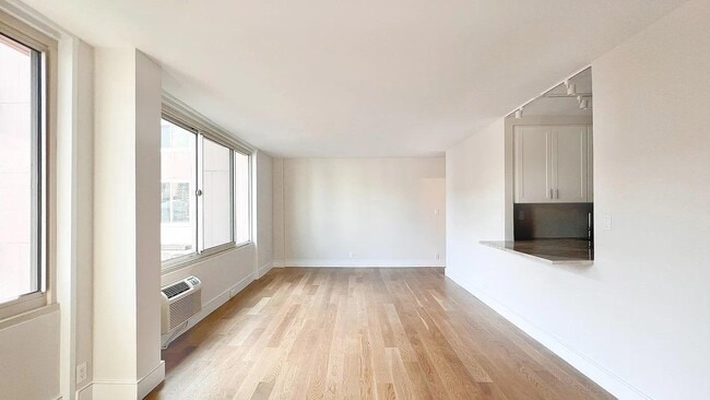 555 Main St in New York, NY - Building Photo - Building Photo