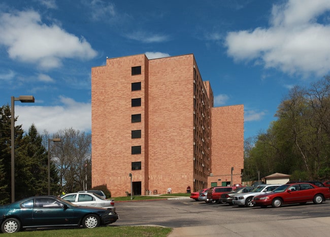 Park Tower Apartments in Eau Claire, WI - Foto de edificio - Building Photo