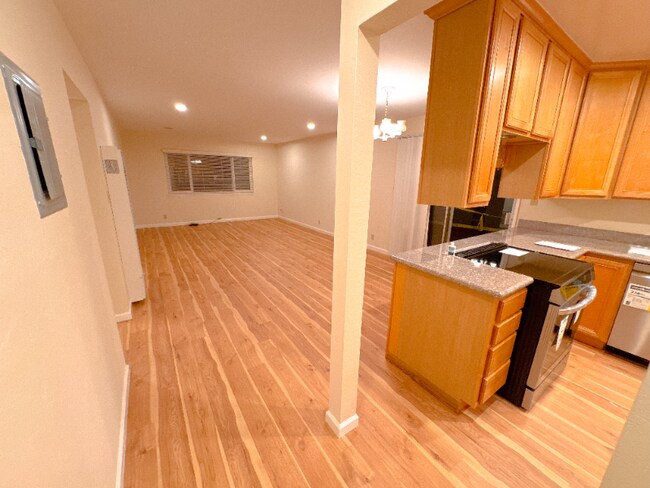 552 Everett Ave in Palo Alto, CA - Building Photo - Building Photo