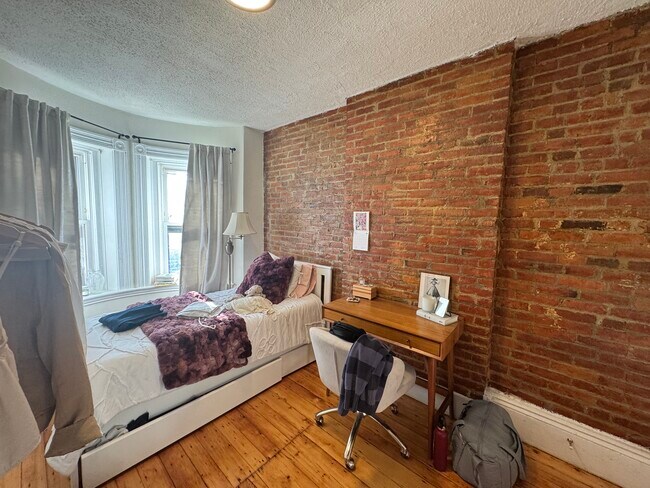 81 Windsor St, Unit 1 in Boston, MA - Foto de edificio - Building Photo