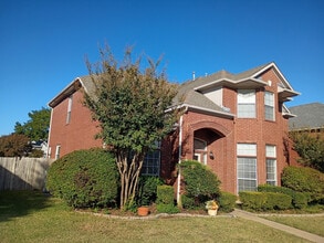 1321 Kentshire Cir in Plano, TX - Foto de edificio - Building Photo