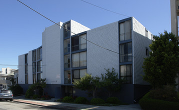 Park Plaza Apartments in Oakland, CA - Building Photo - Building Photo