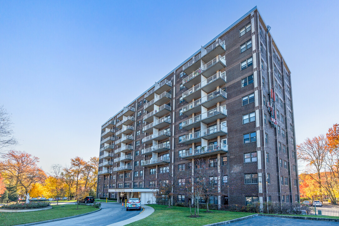 The Fountains in Staten Island, NY - Building Photo