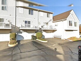 649 Cary Woods Cir in Cary, IL - Building Photo