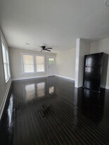 222 E Pearce St in Baytown, TX - Building Photo