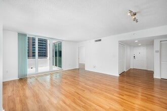 Yacht Club at Brickell Apartments in Miami, FL - Building Photo - Building Photo