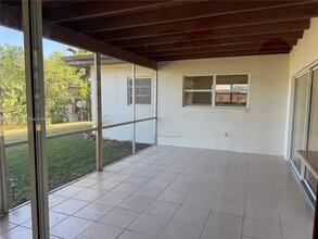 9641 NW 5th St in Pembroke Pines, FL - Foto de edificio - Building Photo