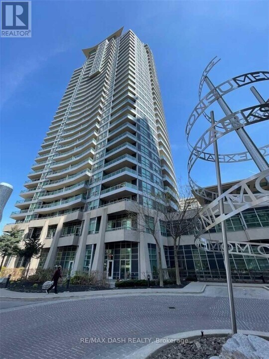 1 Elm Dr W in Mississauga, ON - Building Photo
