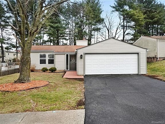 12 Little River Ln in Middletown, CT - Building Photo