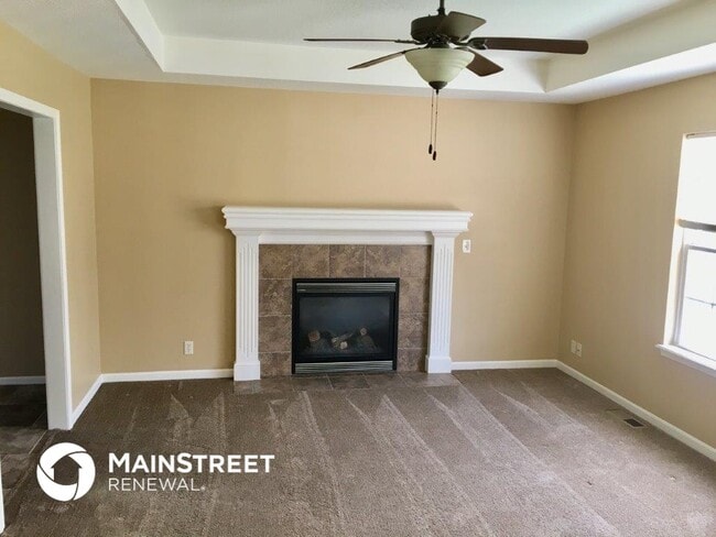 1613 NW Hilltop Ln in Grain Valley, MO - Foto de edificio - Building Photo