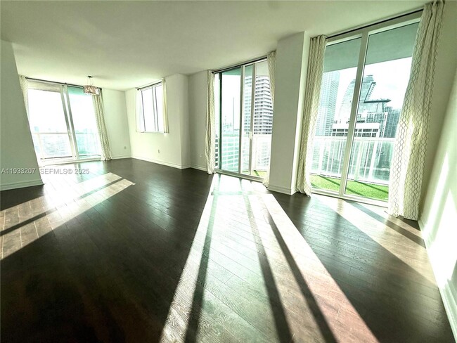 253 NE 2nd St in Miami, FL - Building Photo - Building Photo