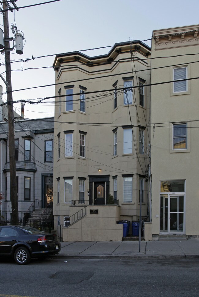 1097 Summit Ave in Jersey City, NJ - Building Photo - Building Photo