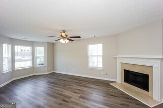877 Terance Ave in Jonesboro, GA - Foto de edificio - Building Photo
