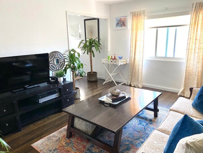 811 E Nutwood St in Inglewood, CA - Building Photo - Building Photo