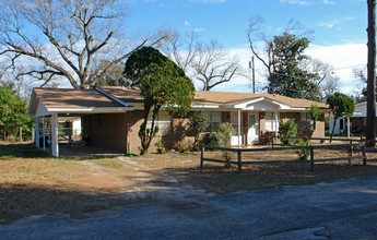 Country Oak Apartments in Pensacola, FL - Building Photo - Building Photo