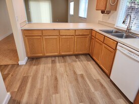 942 W Olympic St in Springfield, OR - Building Photo