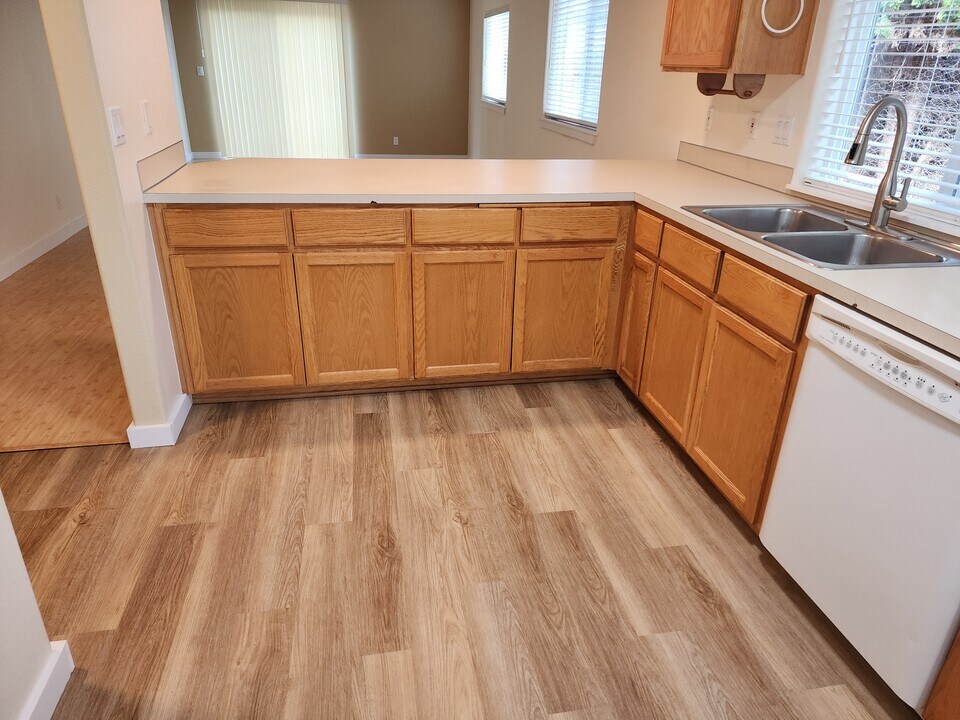 942 W Olympic St in Springfield, OR - Building Photo