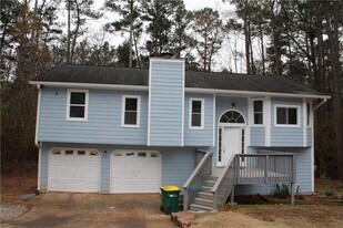 135 Omega Dr in Lawrenceville, GA - Building Photo