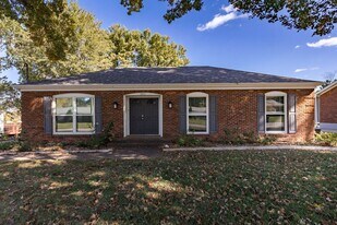 1211 Meadowridge Trail in Goshen, KY - Building Photo