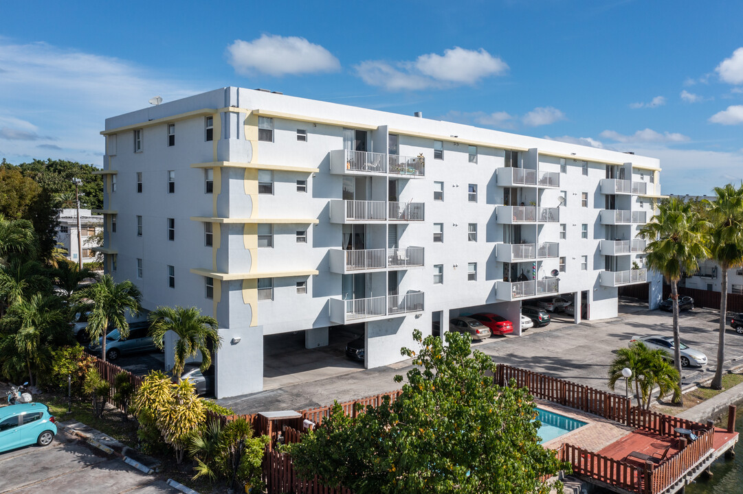 Coral Bay Club in Miami Beach, FL - Building Photo