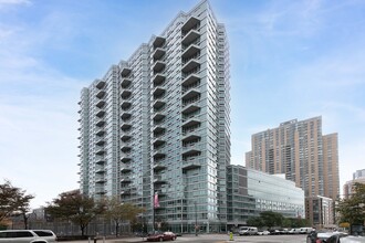 4705 Center Boulevard in Long Island City, NY - Foto de edificio - Building Photo