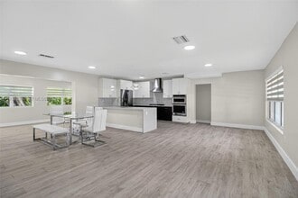 6090 SW 63rd Ave in South Miami, FL - Building Photo - Building Photo