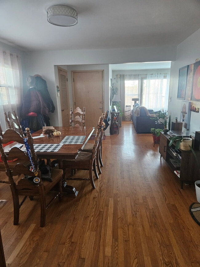 3311 W Pratt Ave, Unit 2 in Lincolnwood, IL - Foto de edificio - Building Photo