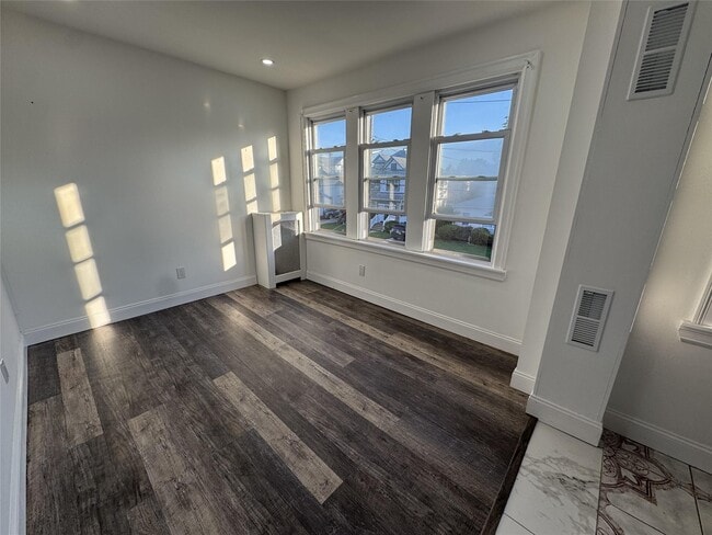 19 Tredwell Ave in Lynbrook, NY - Building Photo - Building Photo
