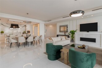 17975 Collins Ave, Unit 401 in Sunny Isles Beach, FL - Foto de edificio - Building Photo