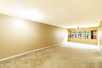 4760 Lucerne Lakes Blvd in Greenacres, FL - Building Photo - Building Photo