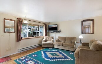 18401 73rd Ave W, Unit 1 in Edmonds, WA - Foto de edificio - Building Photo