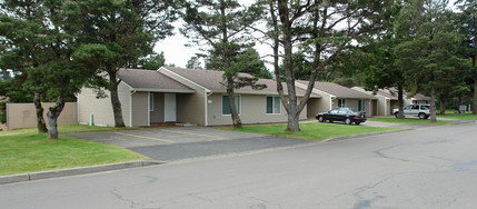 The Pines Apartments in Florence, OR - Building Photo - Building Photo