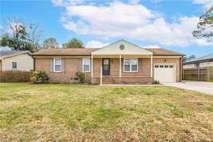 821 Gene Crescent in Chesapeake, VA - Building Photo
