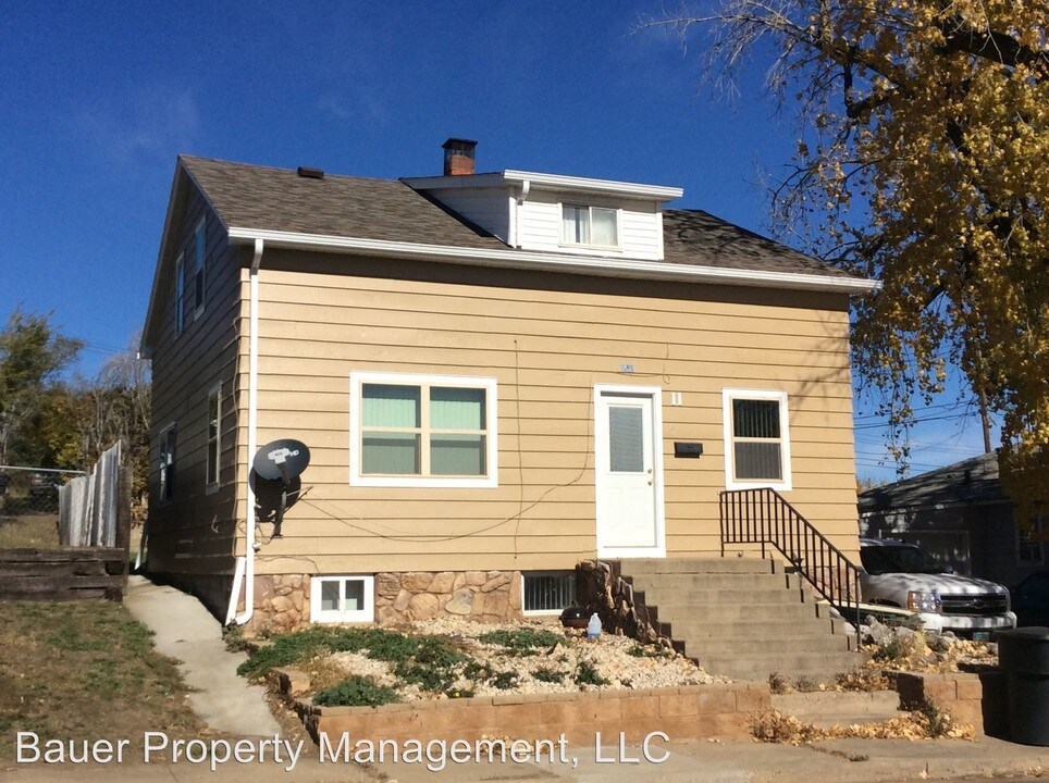 11 4th St E in Dickinson, ND - Building Photo