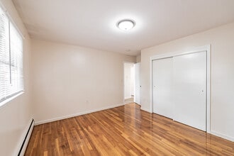 Camden Square in Groton, CT - Building Photo - Building Photo