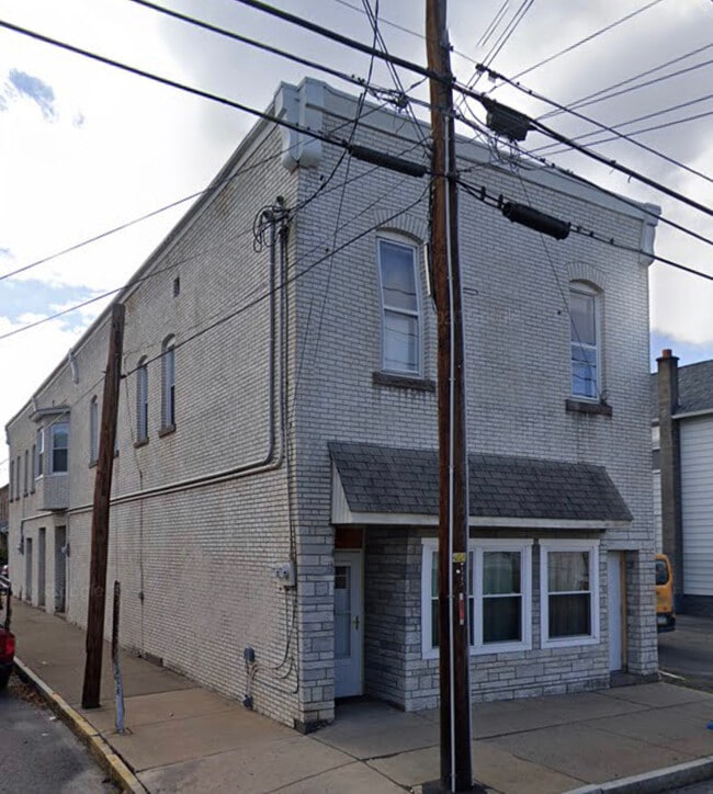 122 Wood St, Unit 2 Bedroom 1 Bath