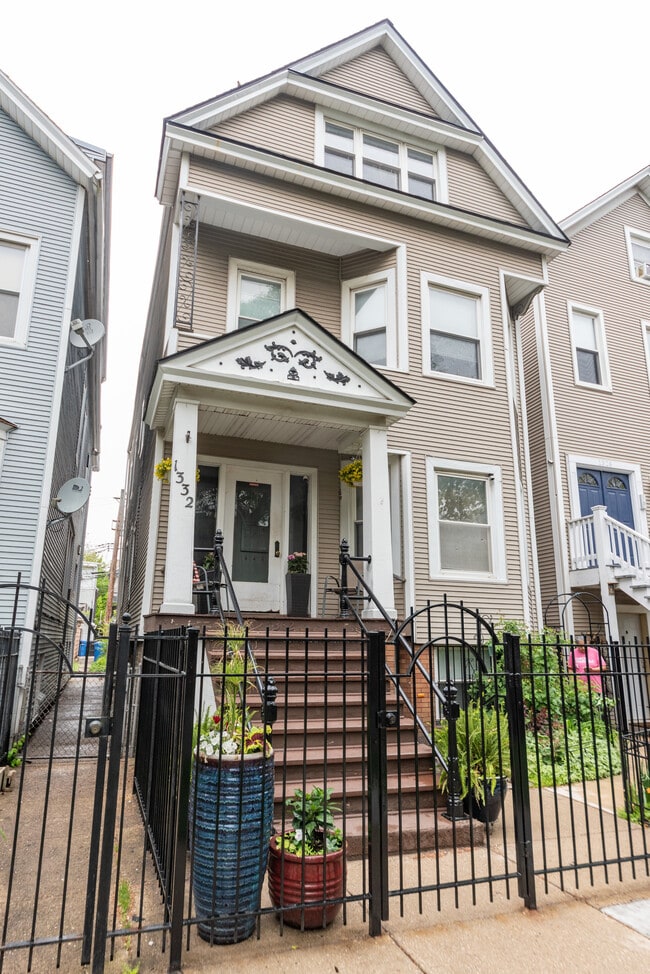 1332 W Barry Ave in Chicago, IL - Foto de edificio - Building Photo